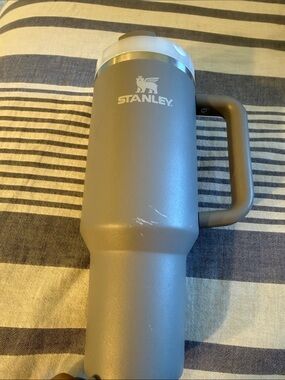 40oz Stanley Travel Tumbler Mug in Matte Gray with Handle